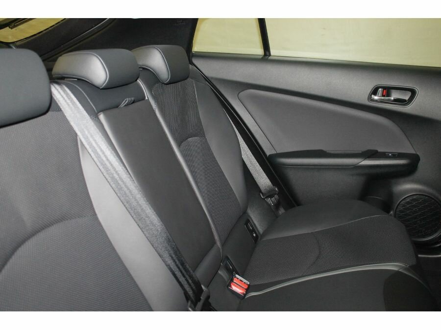 Toyota Prius IV XW50, 2017 год, 450 000 рублей, 2 фотография