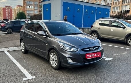 Hyundai Solaris II рестайлинг, 2013 год, 870 000 рублей, 2 фотография