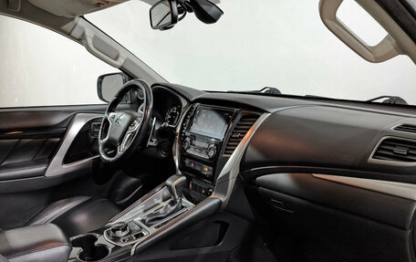 Mitsubishi Pajero Sport III рестайлинг, 2018 год, 3 095 000 рублей, 12 фотография