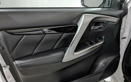 Mitsubishi Pajero Sport III рестайлинг, 2018 год, 3 095 000 рублей, 18 фотография