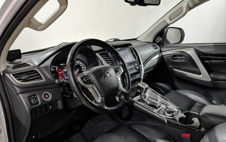 Mitsubishi Pajero Sport III рестайлинг, 2018 год, 3 095 000 рублей, 14 фотография