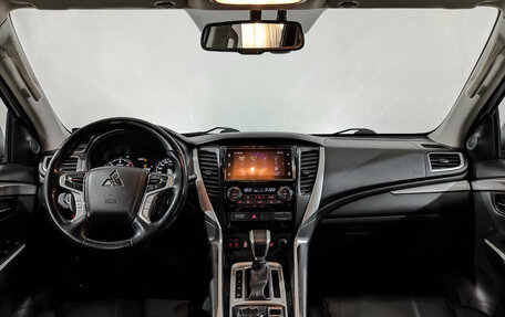 Mitsubishi Pajero Sport III рестайлинг, 2018 год, 3 095 000 рублей, 13 фотография
