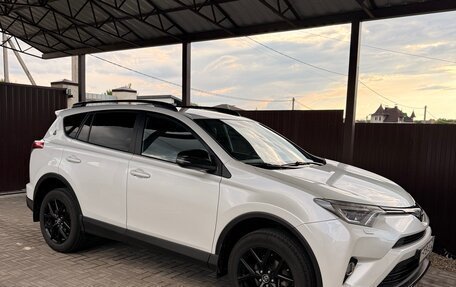 Toyota RAV4, 2019 год, 2 800 000 рублей, 2 фотография