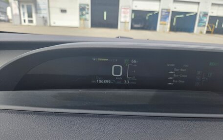 Toyota Prius IV XW50, 2017 год, 1 820 000 рублей, 10 фотография