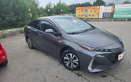 Toyota Prius IV XW50, 2017 год, 1 820 000 рублей, 3 фотография