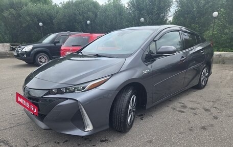 Toyota Prius IV XW50, 2017 год, 1 820 000 рублей, 2 фотография