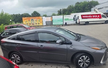 Toyota Prius IV XW50, 2017 год, 1 820 000 рублей, 4 фотография