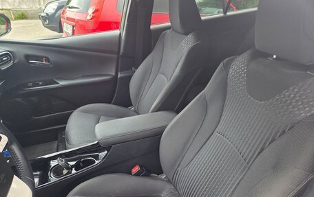 Toyota Prius IV XW50, 2017 год, 1 820 000 рублей, 15 фотография