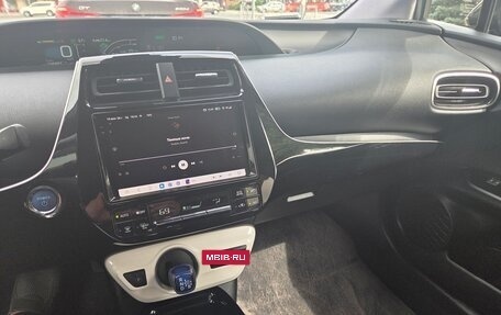 Toyota Prius IV XW50, 2017 год, 1 820 000 рублей, 12 фотография