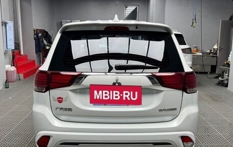 Mitsubishi Outlander III рестайлинг 3, 2021 год, 1 960 000 рублей, 5 фотография
