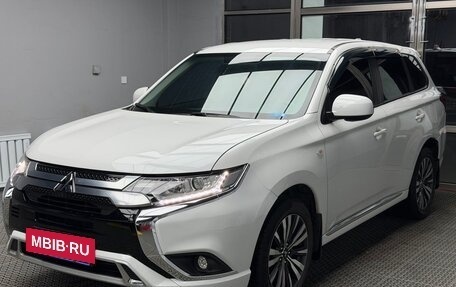 Mitsubishi Outlander III рестайлинг 3, 2021 год, 1 960 000 рублей, 3 фотография