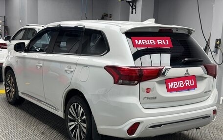 Mitsubishi Outlander III рестайлинг 3, 2021 год, 1 960 000 рублей, 4 фотография