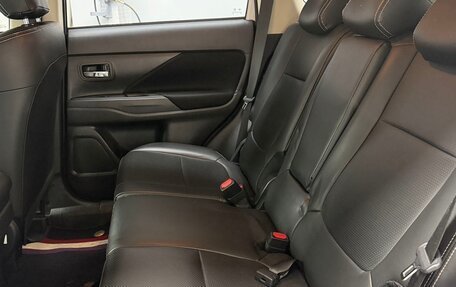 Mitsubishi Outlander III рестайлинг 3, 2021 год, 1 960 000 рублей, 13 фотография