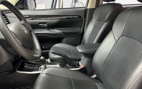 Mitsubishi Outlander III рестайлинг 3, 2021 год, 1 960 000 рублей, 10 фотография