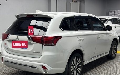Mitsubishi Outlander III рестайлинг 3, 2021 год, 1 960 000 рублей, 6 фотография