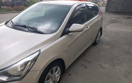 Hyundai Solaris II рестайлинг, 2015 год, 1 050 000 рублей, 3 фотография