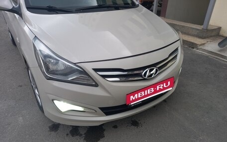 Hyundai Solaris II рестайлинг, 2015 год, 1 050 000 рублей, 2 фотография