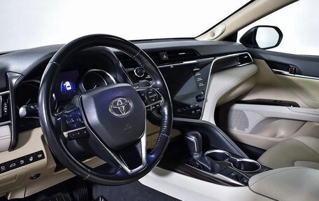 Toyota Camry, 2018 год, 3 300 000 рублей, 9 фотография