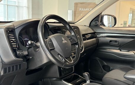 Mitsubishi Outlander III рестайлинг 3, 2019 год, 1 949 000 рублей, 15 фотография
