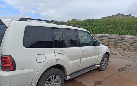 Mitsubishi Pajero IV, 2011 год, 2 099 800 рублей, 13 фотография