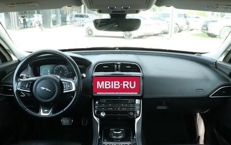 Jaguar XE I рестайлинг, 2018 год, 2 300 000 рублей, 13 фотография