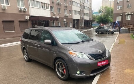 Toyota Sienna III, 2016 год, 3 300 000 рублей, 1 фотография