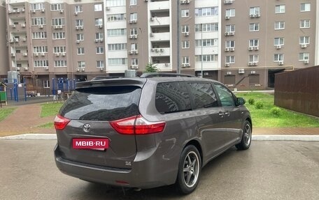 Toyota Sienna III, 2016 год, 3 300 000 рублей, 5 фотография