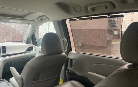 Toyota Sienna III, 2016 год, 3 300 000 рублей, 15 фотография