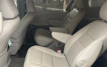Toyota Sienna III, 2016 год, 3 300 000 рублей, 12 фотография