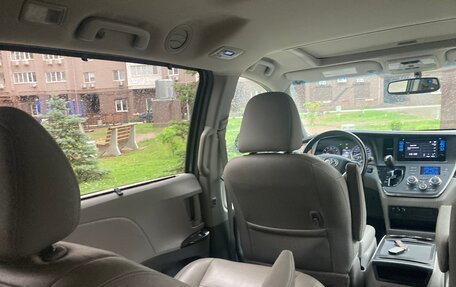 Toyota Sienna III, 2016 год, 3 300 000 рублей, 17 фотография