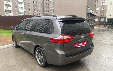 Toyota Sienna III, 2016 год, 3 300 000 рублей, 4 фотография