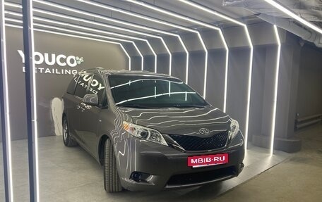 Toyota Sienna III, 2016 год, 3 300 000 рублей, 21 фотография