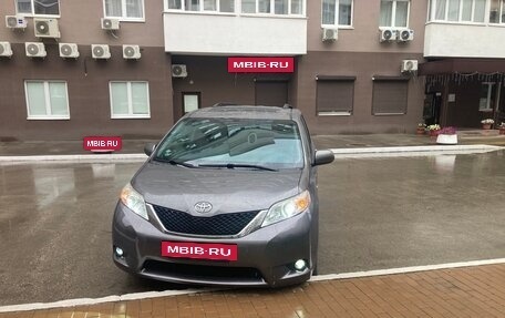 Toyota Sienna III, 2016 год, 3 300 000 рублей, 2 фотография