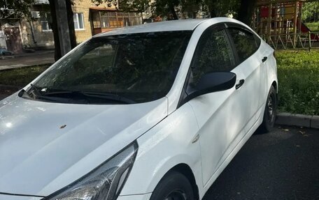 Hyundai Solaris II рестайлинг, 2015 год, 635 000 рублей, 4 фотография
