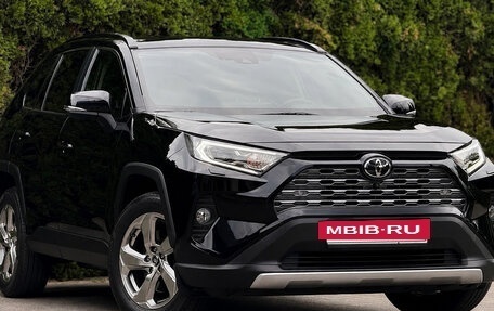 Toyota RAV4, 2019 год, 2 620 000 рублей, 2 фотография