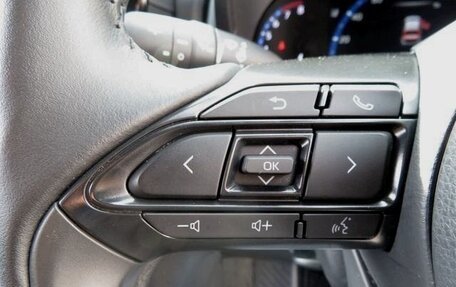 Toyota Yaris Cross, 2023 год, 1 390 000 рублей, 25 фотография