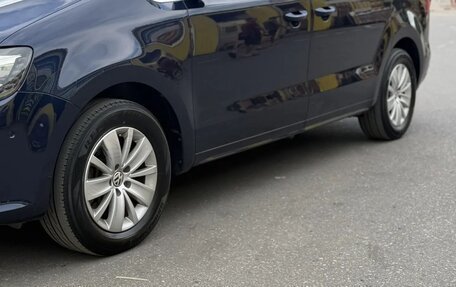 Volkswagen Sharan II, 2013 год, 1 000 000 рублей, 3 фотография