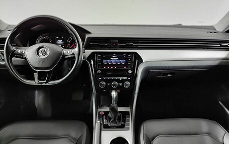 Volkswagen Passat B8 рестайлинг, 2020 год, 2 350 000 рублей, 17 фотография