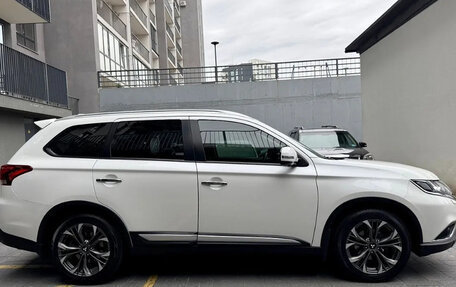 Mitsubishi Outlander III рестайлинг 3, 2019 год, 2 350 000 рублей, 4 фотография