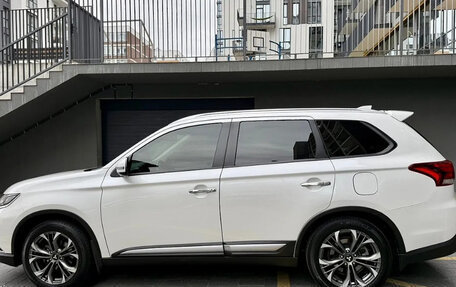 Mitsubishi Outlander III рестайлинг 3, 2019 год, 2 350 000 рублей, 3 фотография
