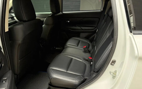 Mitsubishi Outlander III рестайлинг 3, 2019 год, 2 350 000 рублей, 14 фотография