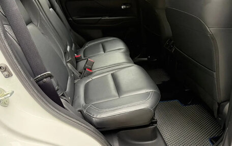 Mitsubishi Outlander III рестайлинг 3, 2019 год, 2 350 000 рублей, 16 фотография