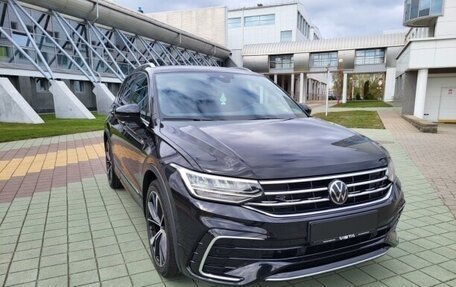 Volkswagen Tiguan II, 2023 год, 2 750 000 рублей, 2 фотография