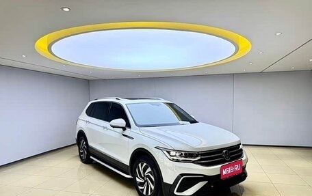 Volkswagen Tiguan II, 2023 год, 2 450 000 рублей, 1 фотография