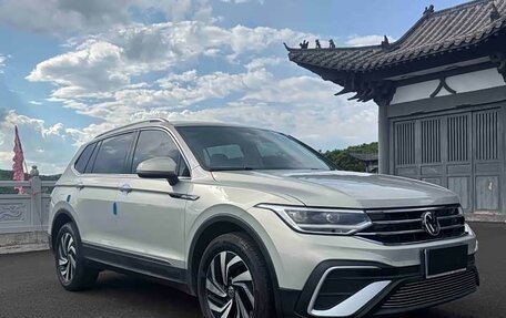 Volkswagen Tiguan II, 2023 год, 2 430 000 рублей, 3 фотография