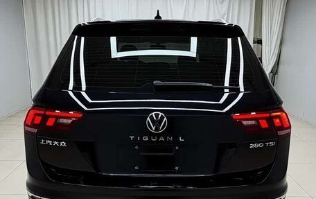 Volkswagen Tiguan II, 2023 год, 2 540 000 рублей, 11 фотография
