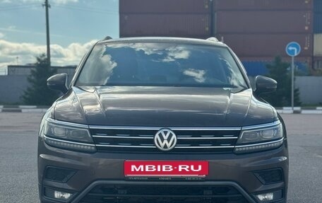 Volkswagen Tiguan II, 2018 год, 2 000 000 рублей, 2 фотография
