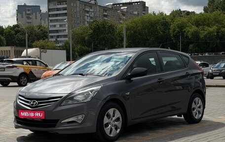 Hyundai Solaris II рестайлинг, 2015 год, 900 000 рублей, 1 фотография