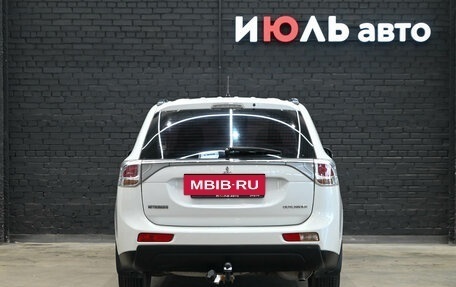 Mitsubishi Outlander III рестайлинг 3, 2013 год, 1 550 000 рублей, 6 фотография