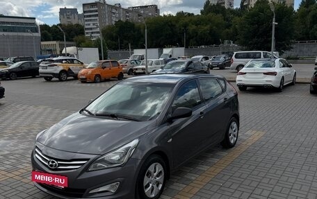 Hyundai Solaris II рестайлинг, 2015 год, 900 000 рублей, 3 фотография
